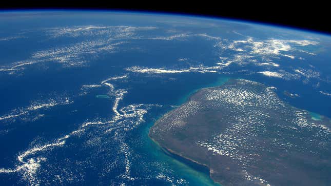 Un asteroide golpeó la Península de Yucatán, vista aquí desde la Estación Espacial Internacional, hace 66 millones de años, provocando un evento de extinción masiva.