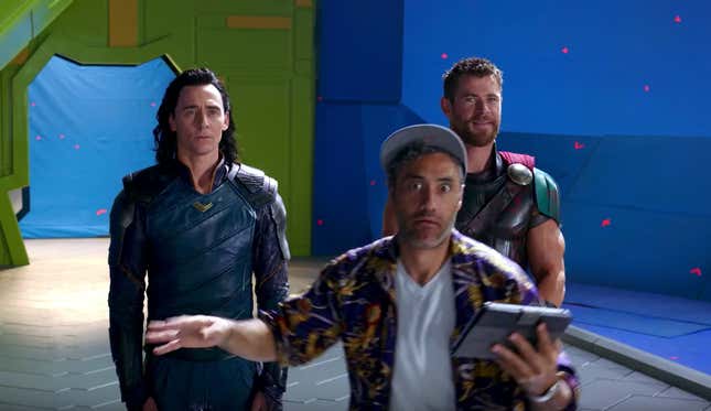 Taika Waititi junto a Chris Hemsworth y Tom Hiddleston en los Bloopers de Thor: Ragnarok.