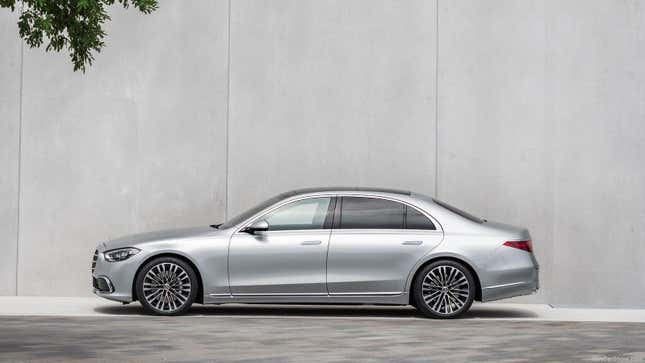 Image for article titled This 2021 Mercedes-Benz S-Class's Back Wheel Is Not Broken