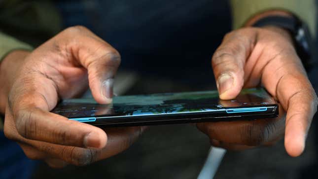 Imagen para el artículo titulado Motorola Edge+: pantalla infinita y puerto de auriculares por menos de lo que cuesta un Galaxy S20