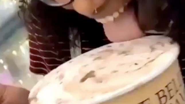 Imagen para el artículo titulado Lamió un helado del supermercado y subió el vídeo a internet. Ahora enfrenta de 2 a 20 años de cárcel