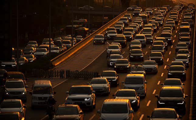 Imagen para el artículo titulado El origen de los SUVs: cómo los vehículos militares mutaron hasta invadir nuestras carreteras