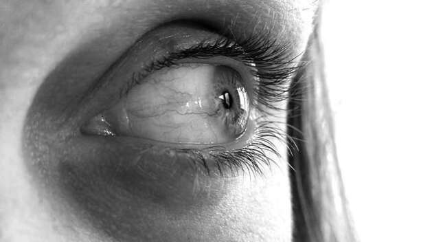 Imagen para el artículo titulado Un adolescente pierde parte de la retina tras mirar fijamente un puntero láser