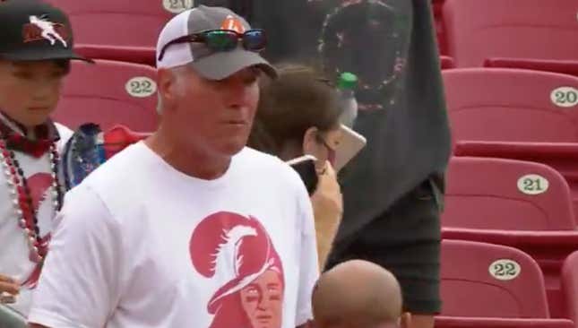 Brett Favre conspicuously ignored the NFL’s mask policy in Tampa.