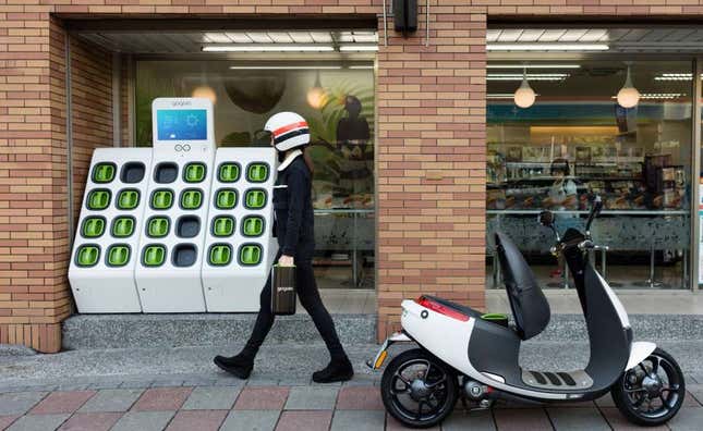 Imagen para el artículo titulado Honda, Yamaha, KTM y Piaggio trabajan en un sistema de baterías intercambiables universales para motos eléctricas