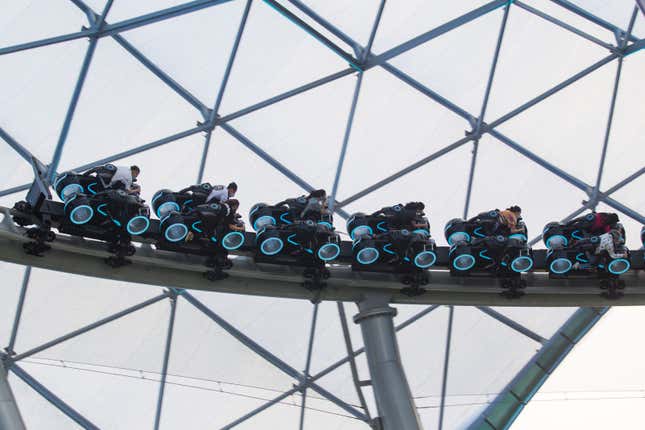Imagen para el artículo titulado Un paseo en imágenes por la Disneylandia de la nueva normalidad tras el coronavirus