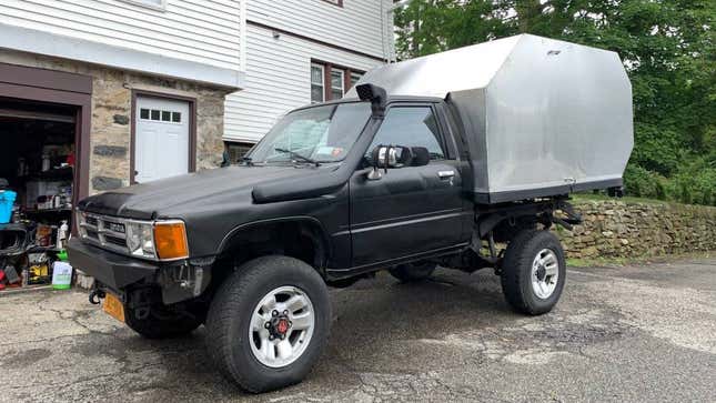 Image for article titled At $5,200, Is This 1987 Toyota 4X4 Custom Camper an Apocalypse Wow?