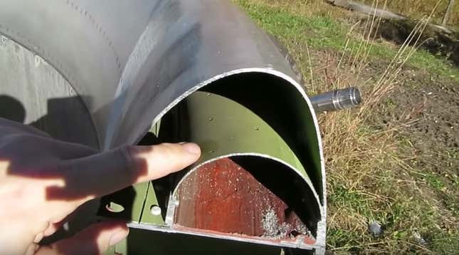 Los motores de los aviones tienen pequeños agujeros como estos para evitar que se forme hielo.