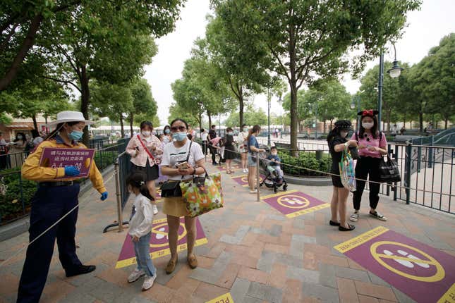 Imagen para el artículo titulado Un paseo en imágenes por la Disneylandia de la nueva normalidad tras el coronavirus