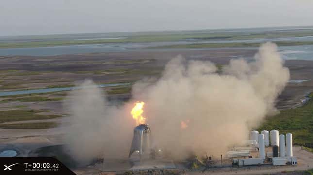 Imagen para el artículo titulado El primer intento de lanzamiento del Starhopper acaba con el cohete de SpaceX envuelto en llamas