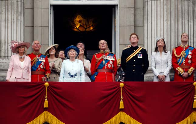 Imagen para el artículo titulado La reina Isabel II podría matar a Meghan Markle y salir indemne, y otras 25 rarezas de la loca monarquía británica
