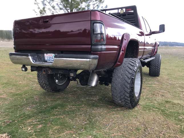 Image for article titled At $20,000, Is It High Time Someone Buys This Extremely Tall 2001 Dodge Ram 2500 Diesel?