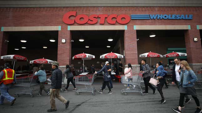 标题为“ Costco”的文章的图像正在慢慢重新开放其美食广场，很快所有人都将与全世界合作