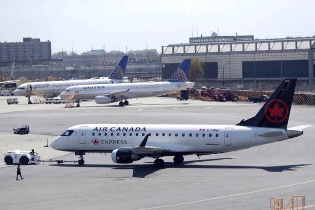 Imagen para el artículo titulado Esta mujer se quedó dormida en un vuelo de Air Canadá. Cuando despertó estaba sola en el avión