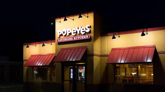 Image for article titled Tennessee man sues Popeyes for running out of chicken sandwiches