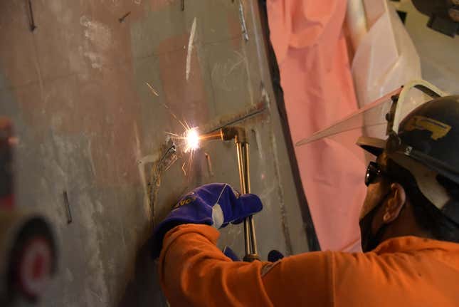 Image for article titled The Way The U.S. Coast Guard Replaces Its Largest Ship's Motor Is Mind-Blowing