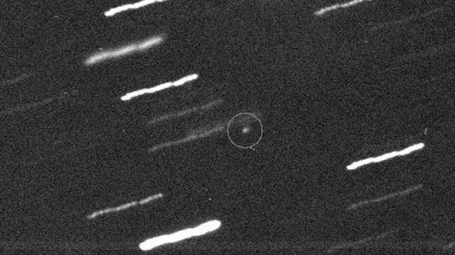 Asteroide Apophis (en un círculo). Las rayas son estrellas de fondo.