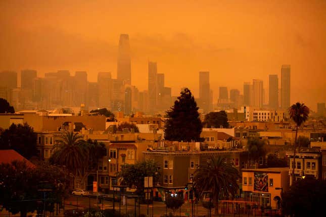 Imagen para el artículo titulado Alguien ha añadido la música de Blade Runner a un vídeo de San Francisco en plena ola de incendios, y es perfecto