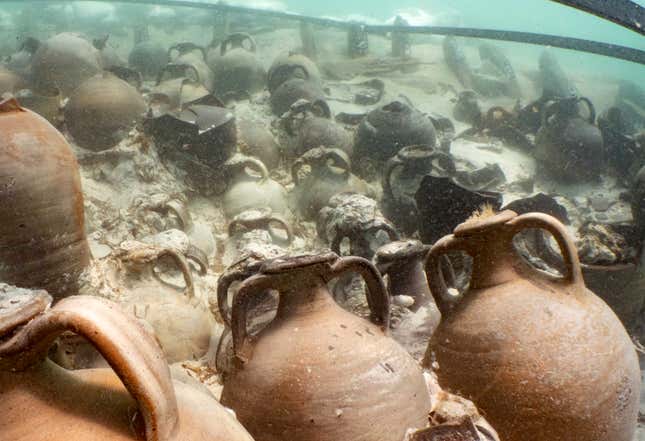 Imagen para el artículo titulado Descubren los restos de un naufragio con decenas de ánforas de garo, la salsa favorita de la antigua roma