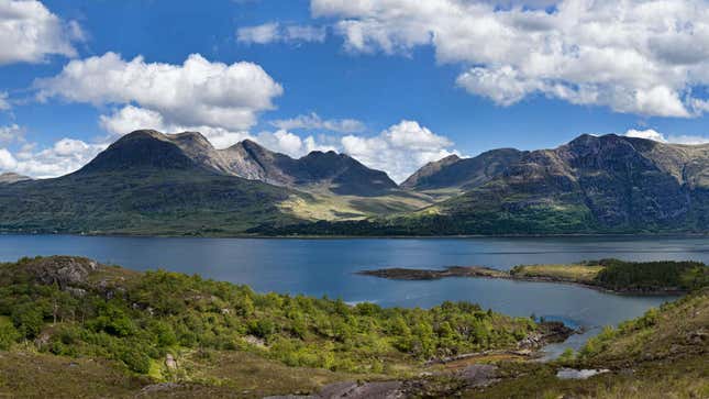 Los microorganismos fósiles fueron excavados en las orillas del lago Torridon, en Escocia.