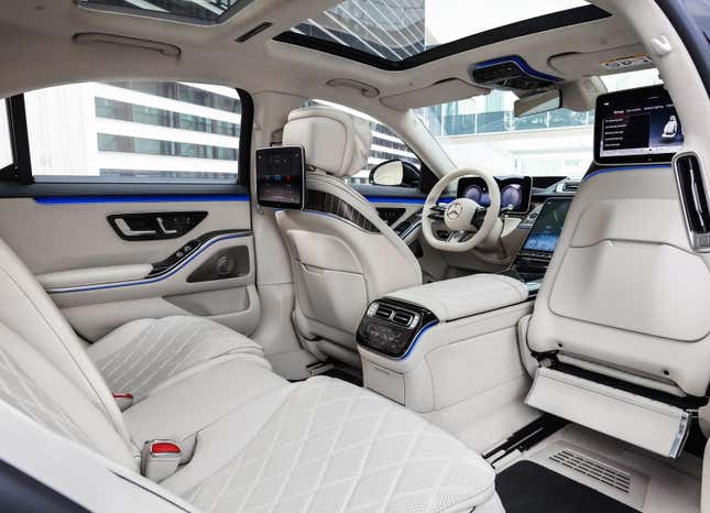 Image for article titled This 2021 Mercedes-Benz S-Class's Back Wheel Is Not Broken