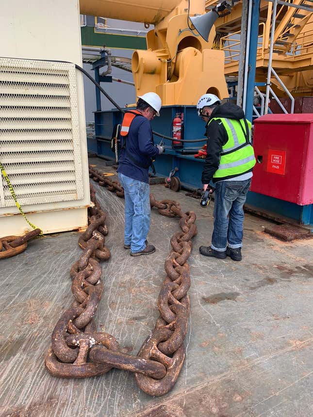 Image for article titled A Chain Just Cut Through A Capsized Cargo Ship Filled With Cars And The Process Is Fascinating (UPDATE W/VIDEO)