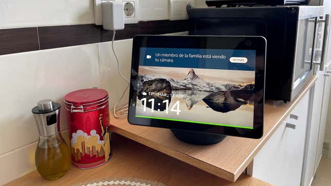 Imagen para el artículo titulado Probamos el Echo Show 10 de Amazon: ahora Alexa te persigue por la cocina con su enorme pantalla