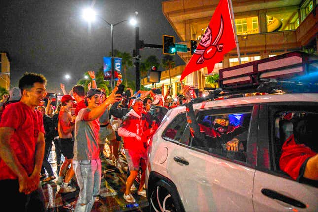 Streets of Tampa were flooded by Bucs fans sans mask in what looks like a Super super spreader event.