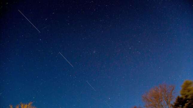 Imagen para el artículo titulado Los satélites de SpaceX podrían afectar seriamente a la capacidad de los astrónomos para explorar el espacio