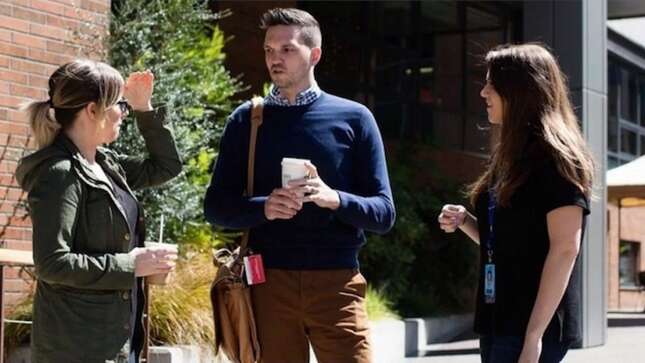 Imagen para el artículo titulado Acude a una entrevista de trabajo en Amazon pero no lo contratan. Usan su foto para su página de empleos