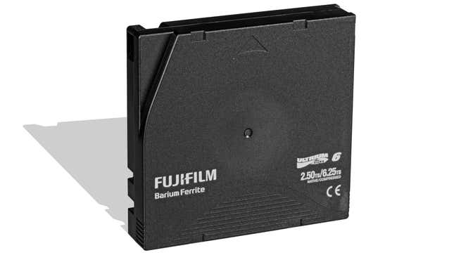 Imagen para el artículo titulado Fujifilm consigue almacenar 580 TB en un cartucho de cinta magnética