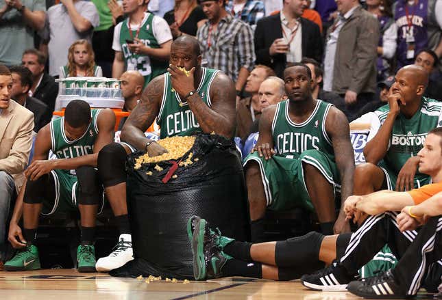 Image for article titled Shaq Sits On Celtics Bench Enjoying Garbage Bag Filled With Popcorn