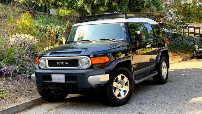 Image for article titled For $13,499, Could This 2007 Toyota FJ Cruiser Have You Saying ‘Ooh Baby?’