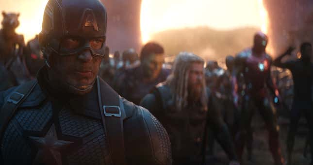 Imagen para el artículo titulado Thanos casi decapita al Capitán América y más revelaciones de los guionistas de Avengers: Endgame