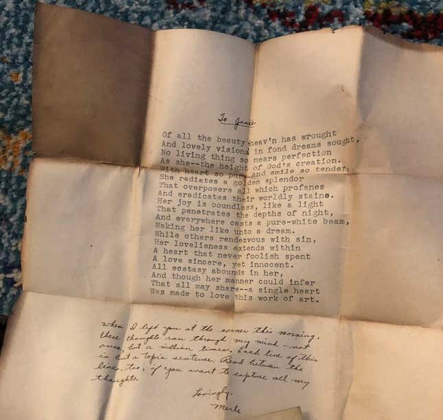 Imagen para el artículo titulado Encuentra 15 carteras de los años 40 ocultas tras una pared cuando remodelaba el baño