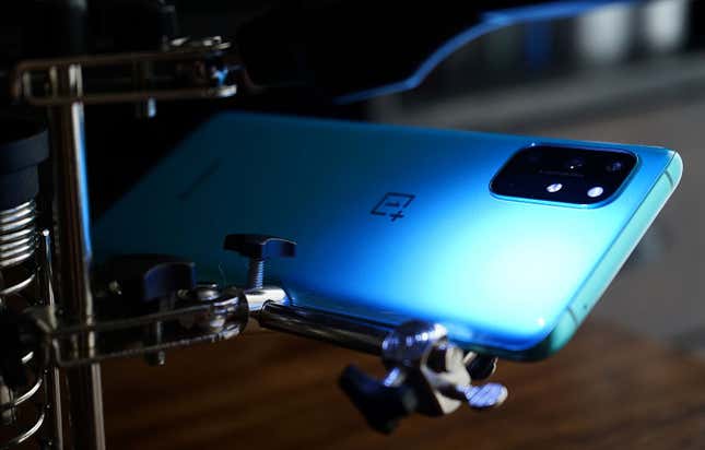 Imagen para el artículo titulado El OnePlus 8T tiene todo lo bueno del OnePlus 8 Pro a un precio mucho más reducido