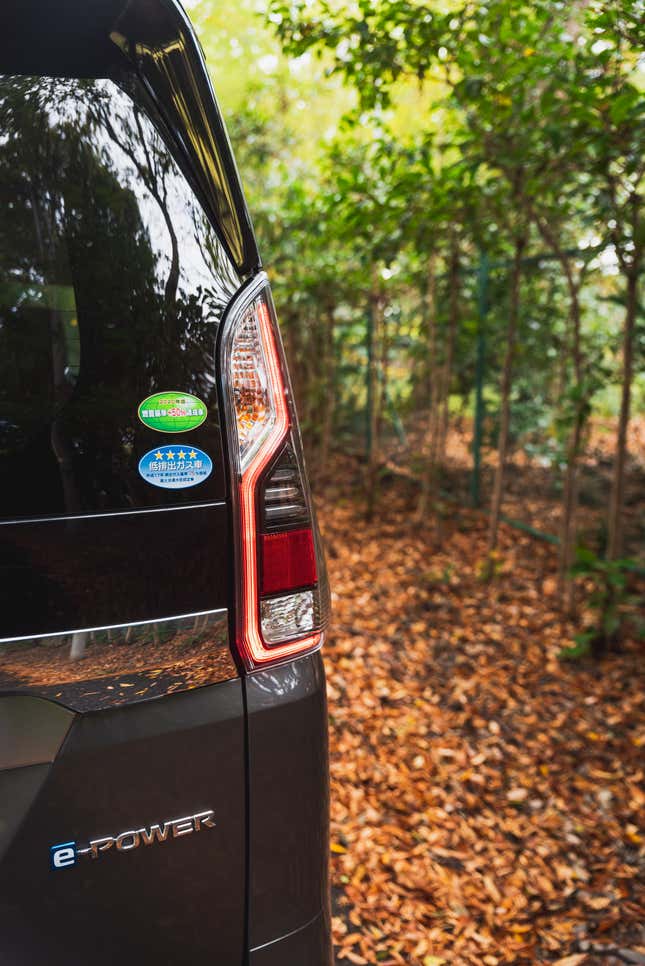 Image for article titled Japan’s Best-Selling Minivan Is Smarter Than It Looks