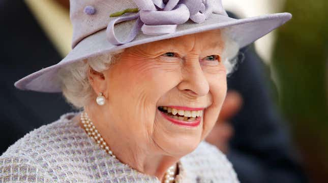 Queen of England smiles in a lavender getup