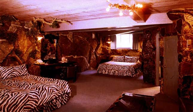 Image for article titled Longtime Married Couple Subjected To Excruciating 'Romantic Weekend Getaway'