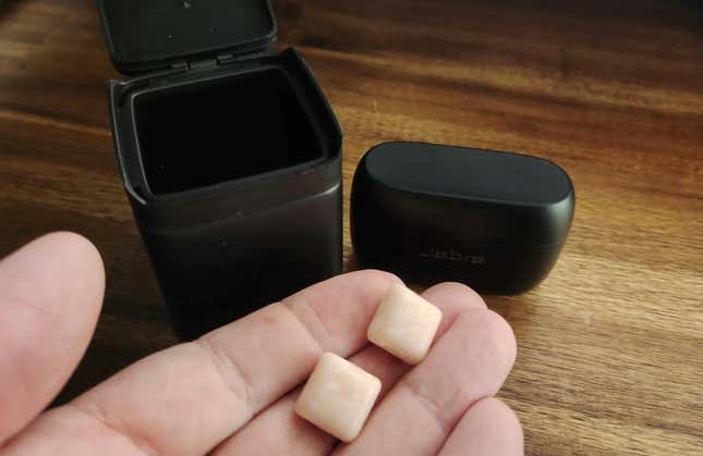 Imagen para el artículo titulado Jabra Elite 85t: los auriculares con los que dejarás de oírte a ti mismo cuando comas chicle