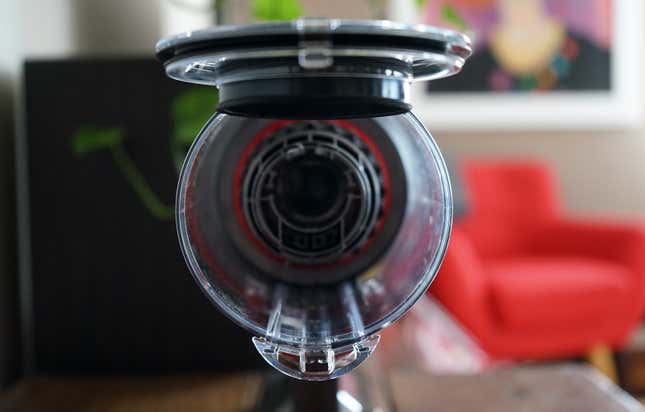 Imagen para el artículo titulado La Dyson V11 Absolute Extra Pro es como un arma venida del futuro para destruir la suciedad