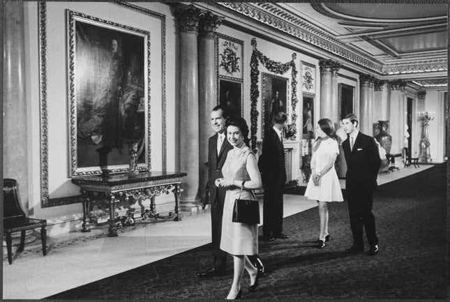Imagen para el artículo titulado La reina Isabel II podría matar a Meghan Markle y salir indemne, y otras 25 rarezas de la loca monarquía británica