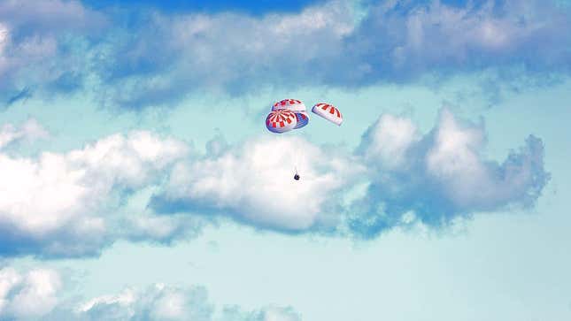 Los paracaídas de la Crew Dragon desplegados durante una misión no tripulada