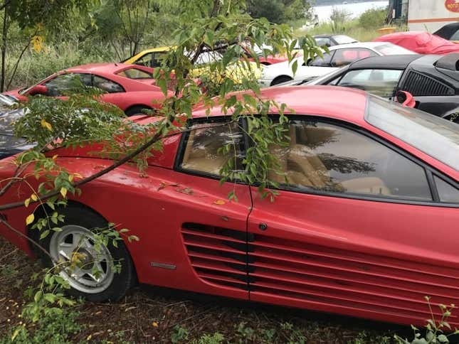 Imagen para el artículo titulado En este campo hay una flota de Ferraris abandonados desde hace una década, y no es un caso único