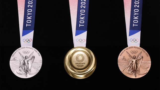 Imagen para el artículo titulado Así son las medallas de los Juegos Olímpicos de Tokio 2020 hechas de teléfonos reciclados