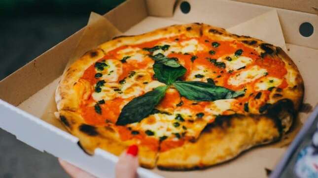 Imagen para el artículo titulado Hace 10 años, alguien pagó 10.000 bitcoins por dos pizzas familiares