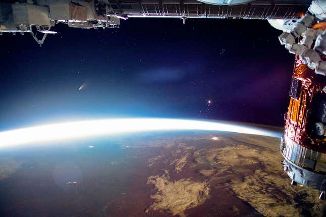 El cometa elevándose sobre la Tierra (arriba a la izquierda)