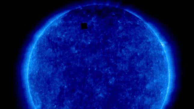 Imagen para el artículo titulado Qué es el extraño cubo negro que aparece en esta nueva imagen de la NASA tomada al Sol