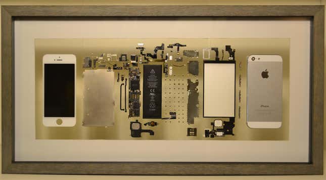 Imagen para el artículo titulado Su iPhone dejó de funcionar, así que lo desmontó y lo convirtió en una pieza de decoración