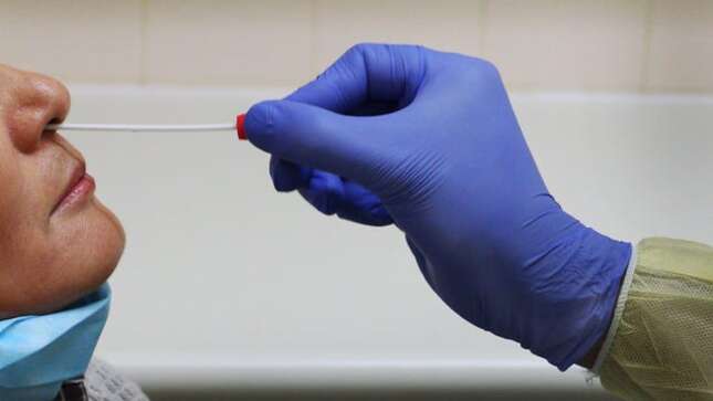 Una mujer con una enfermedad rara en el cráneo sufre una fuga de líquido cerebral por un hisopo de COVID-19